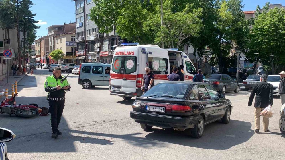 Otomobile çarpıp yola savruldular: Kaza anı kamerada