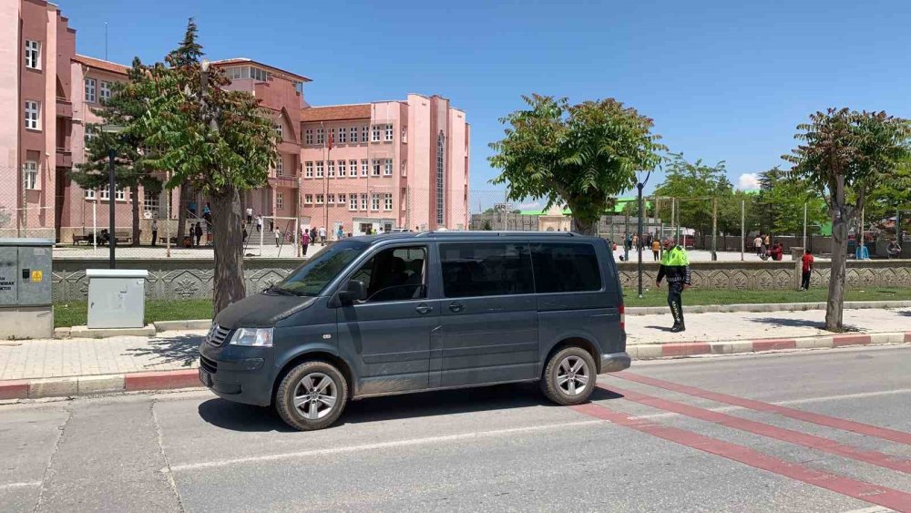 11 yaşındaki çocuğun kıl payı kurtuluşu kamerada