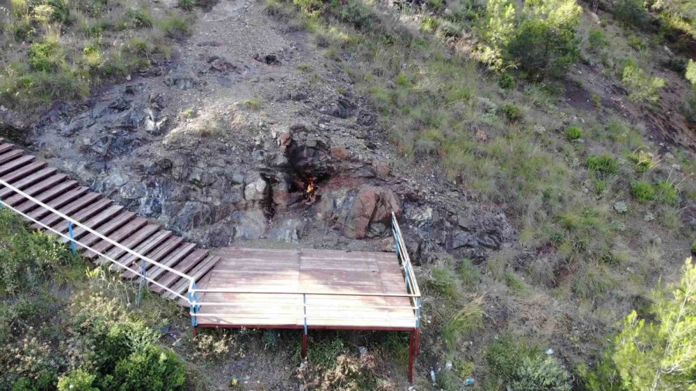 Amanos Dağı Eteğinde Gizemli 'Yanan Taş' İlgi Çekiyor