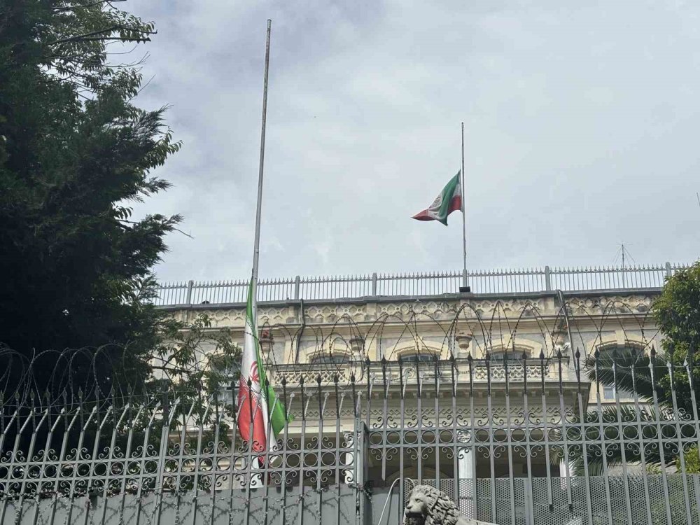 İran İstanbul Başkonsolosluğu’nda bayraklar yarıya indirildi