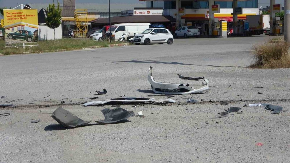 Çarpışmanın şiddetiyle araçların parçalarının dağıldığı anlar kamerada