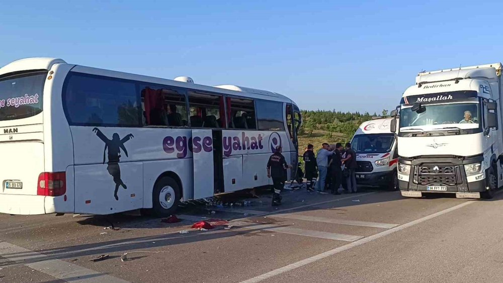 Yolcu otobüsü kamyonetle çarpıştı: 3'ü ağır 17 yaralı