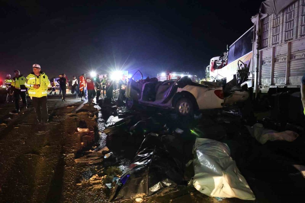 Yolcu otobüsünün de karıştığı feci kazaya ilişkin Mersin Valisi'nden açıklama