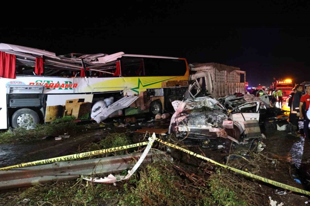 Yolcu otobüsünün de karıştığı feci kazaya ilişkin Mersin Valisi'nden açıklama