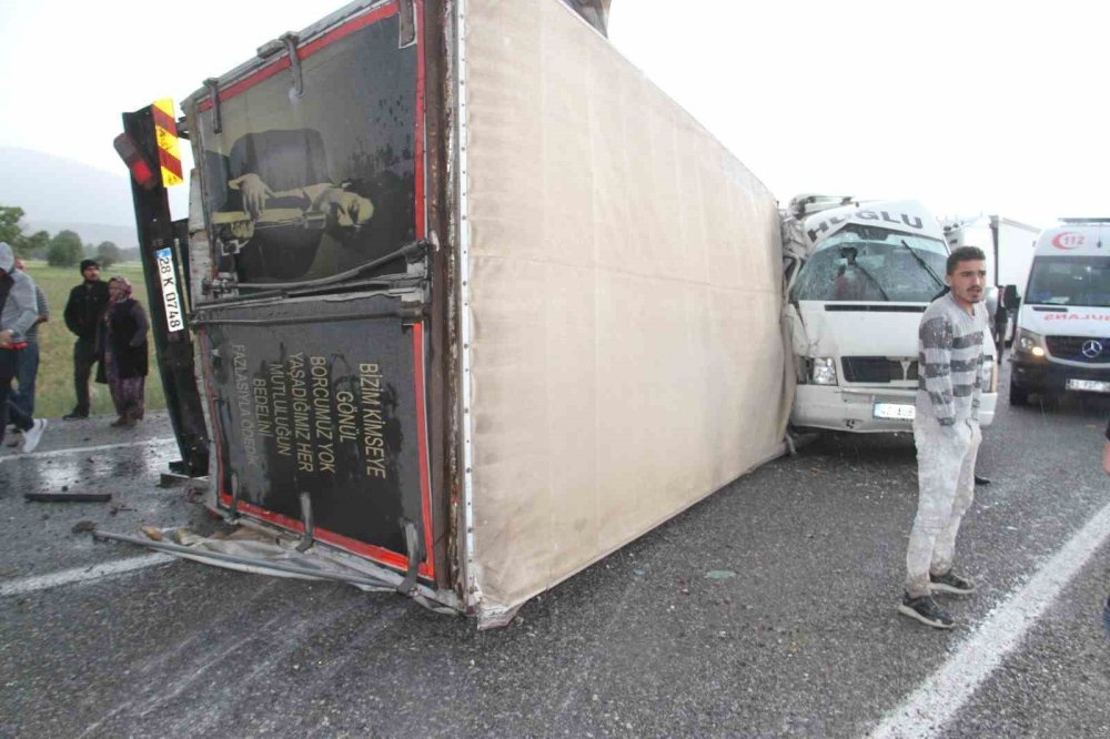 Devrilip karşı şeride geçen kamyon yolcu minibüsüyle çarpıştı: 14 yaralı