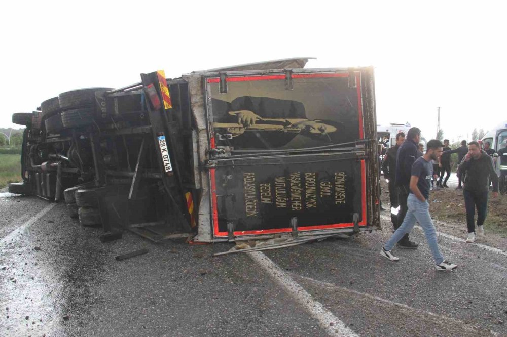 Devrilip karşı şeride geçen kamyon yolcu minibüsüyle çarpıştı: 14 yaralı