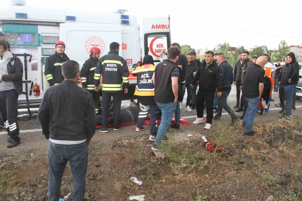 Devrilip karşı şeride geçen kamyon yolcu minibüsüyle çarpıştı: 14 yaralı