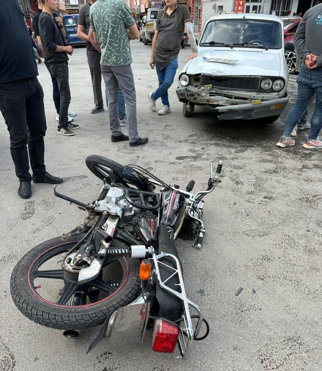 Akşehir'de motosiklet ile otomobil çarpıştı: 2 yaralı