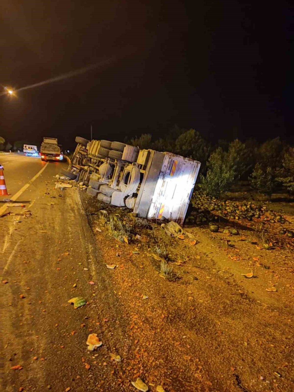 Karpuz yüklü kamyon yol kenarına devrildi: Sürücü yaralı