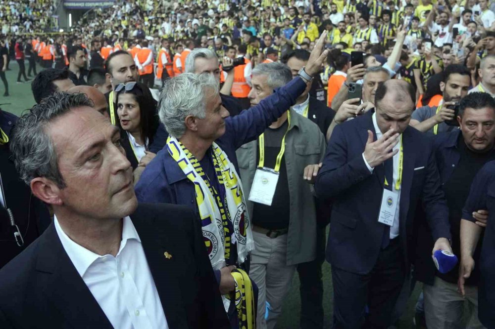 Jose Mourinho imzayı attı