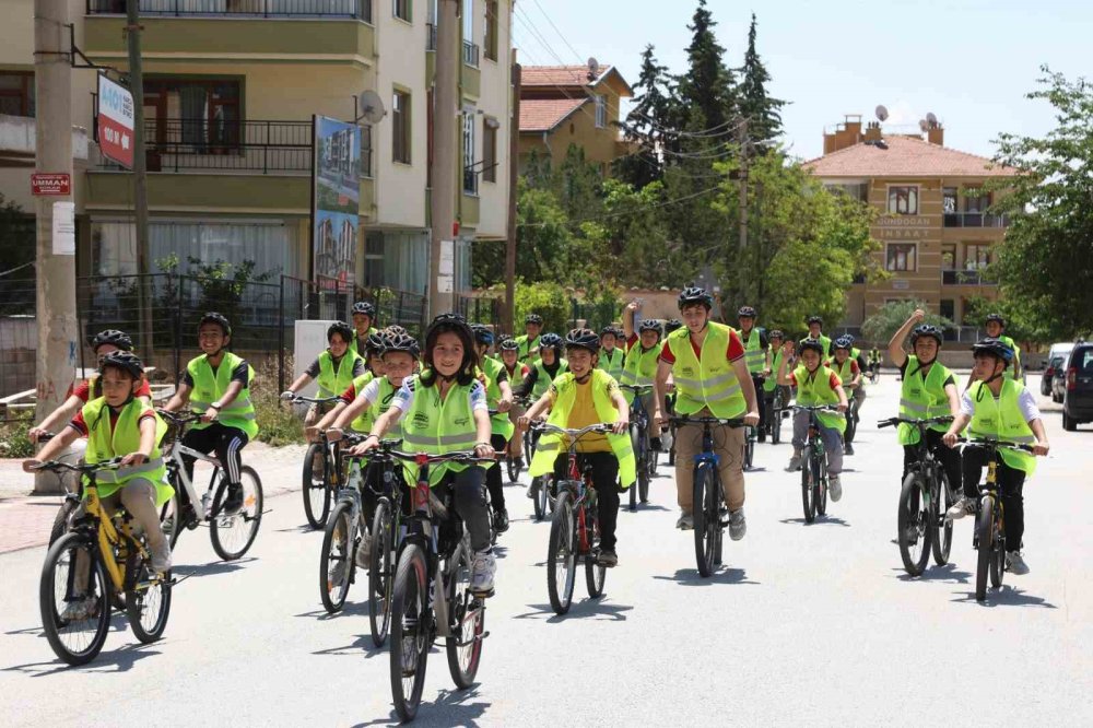 Konya'da Bisiklet Kullanımı Artıyor: Güvenli Okul Yolları Projesi İle Öğrenciler Pedal Çeviriyor