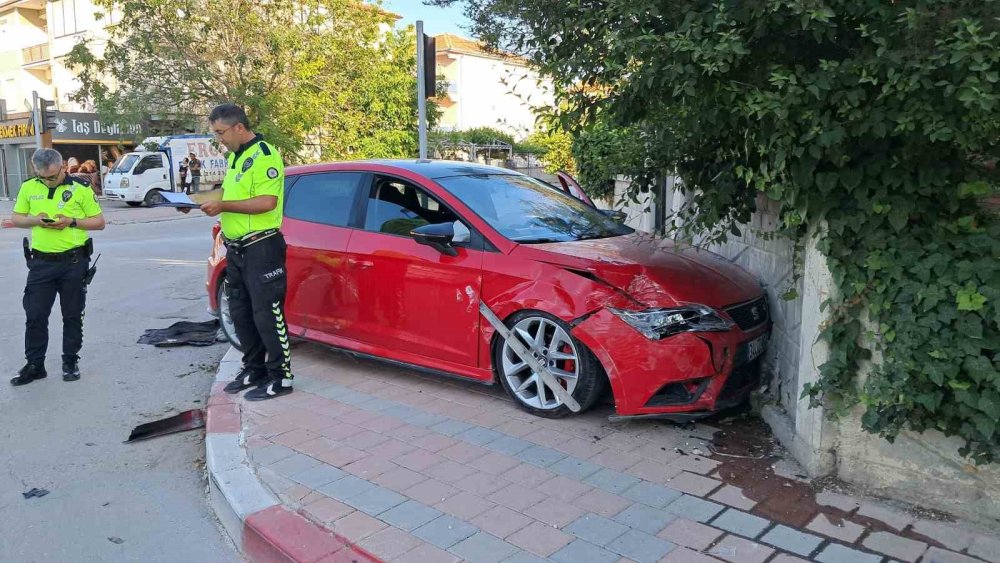 Otomobiller çarpıştı: Yayanın kıl payı kurtuluşu kamerada