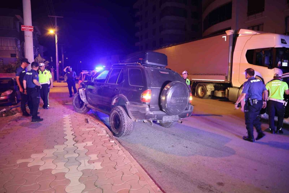 Konya'da Polisten Kaçan Cip Sürücüsü Kaza Yaptı