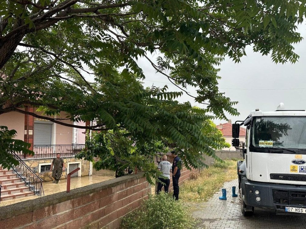 Kulu'yu sel vurdu: Evler sular içinde kaldı