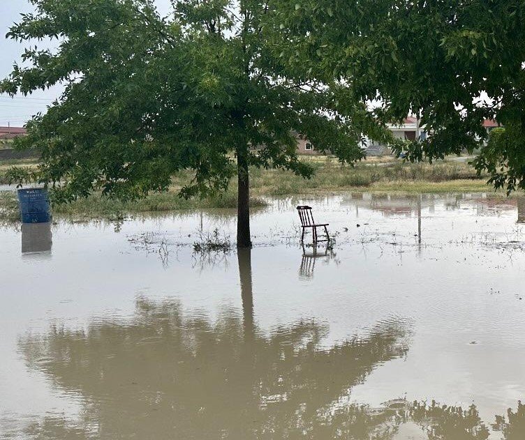 Kulu'yu sel vurdu: Evler sular içinde kaldı