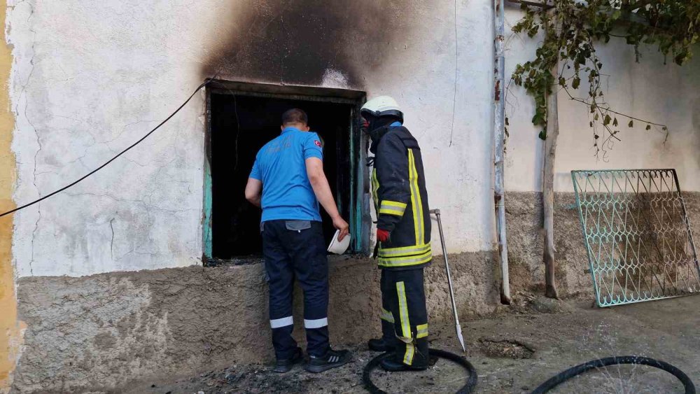 Ev sahibine kızdı evi yaktı