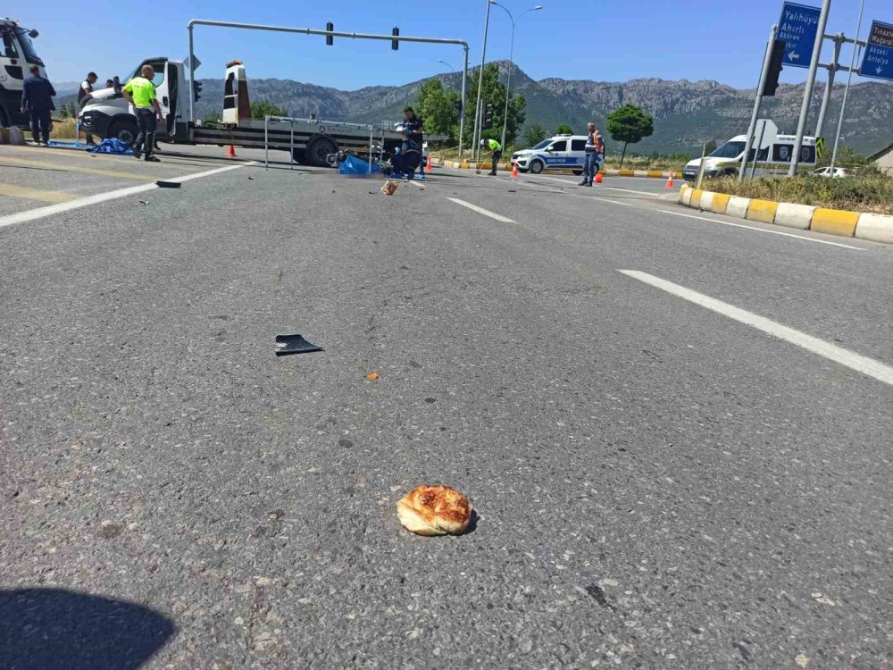 İşe giden motosikletli kazada can verdi: Poğaçası yolda kaldı