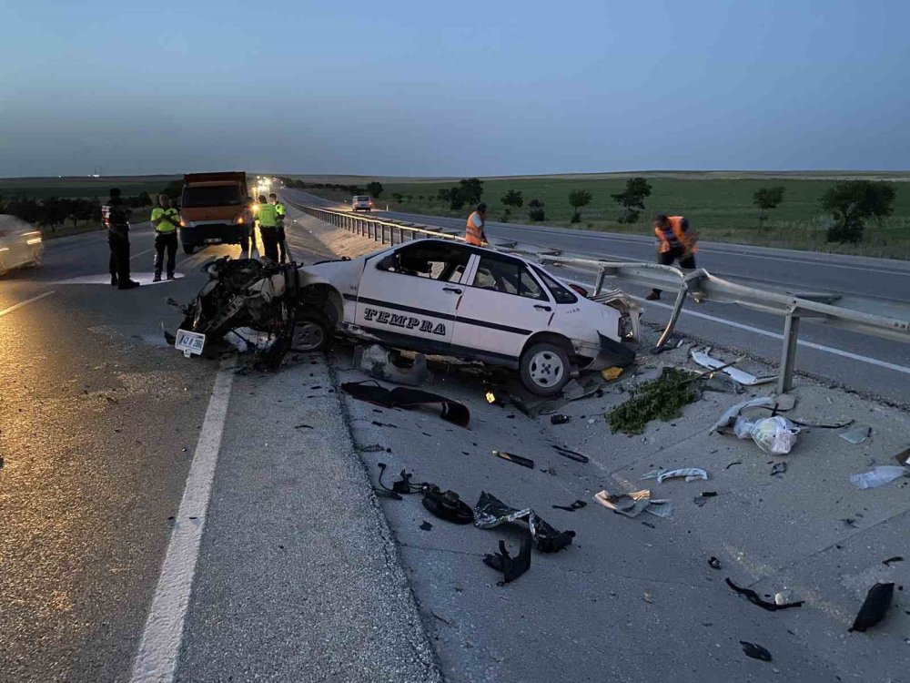 Bariyerlere çarpan otomobil demir yığınına döndü: 2 yaralı