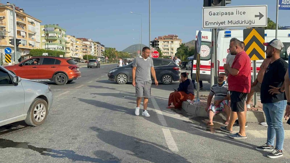 Gazipaşa'daki O Kavşak Savaş Alanına Döndü: 4 Yaralı Var