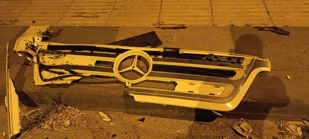 Ankara'da Herkesin Yardımına Koşan Araç Direğe Çarptı