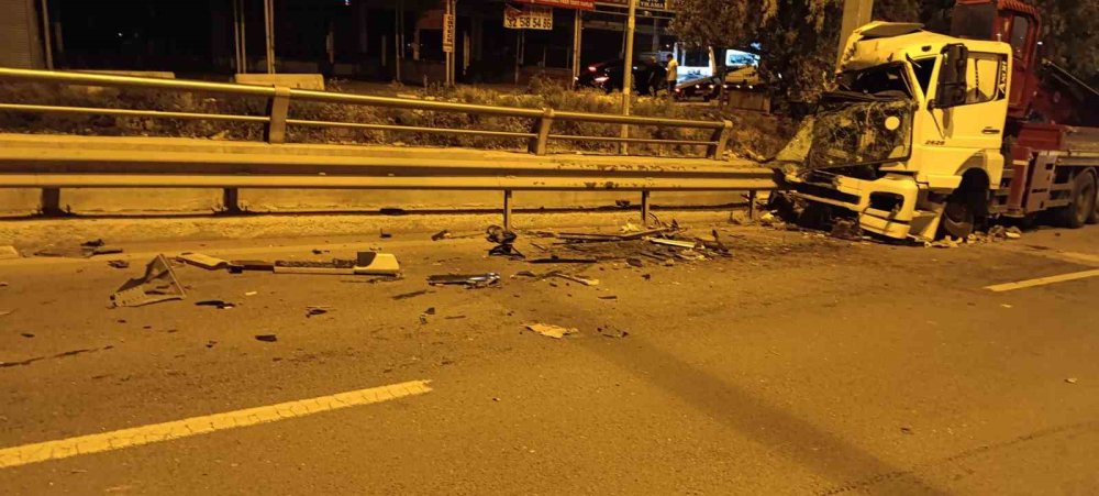 Ankara'da Herkesin Yardımına Koşan Araç Direğe Çarptı