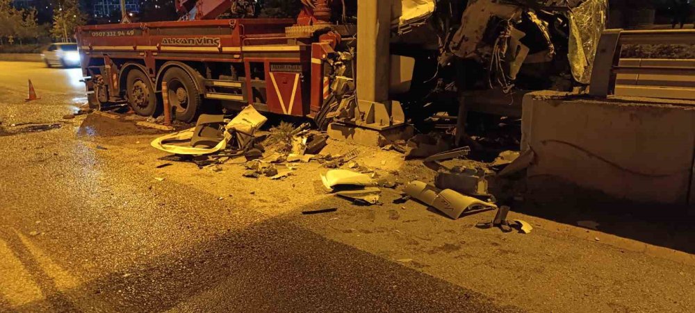 Ankara'da Herkesin Yardımına Koşan Araç Direğe Çarptı