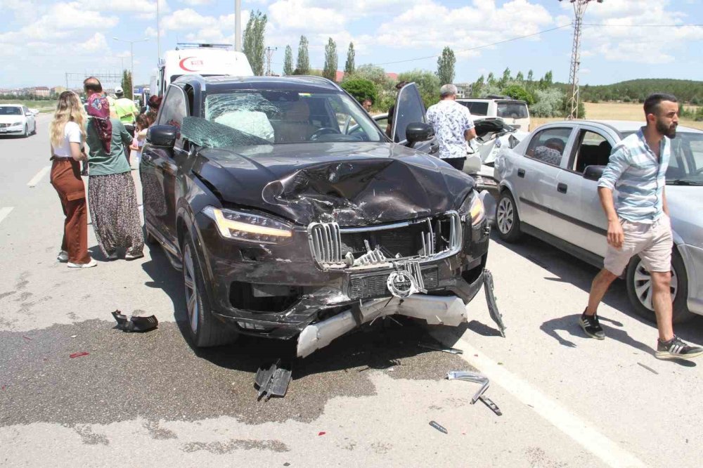 Kazada korkan çocukları trafik polisi sakinleştirdi