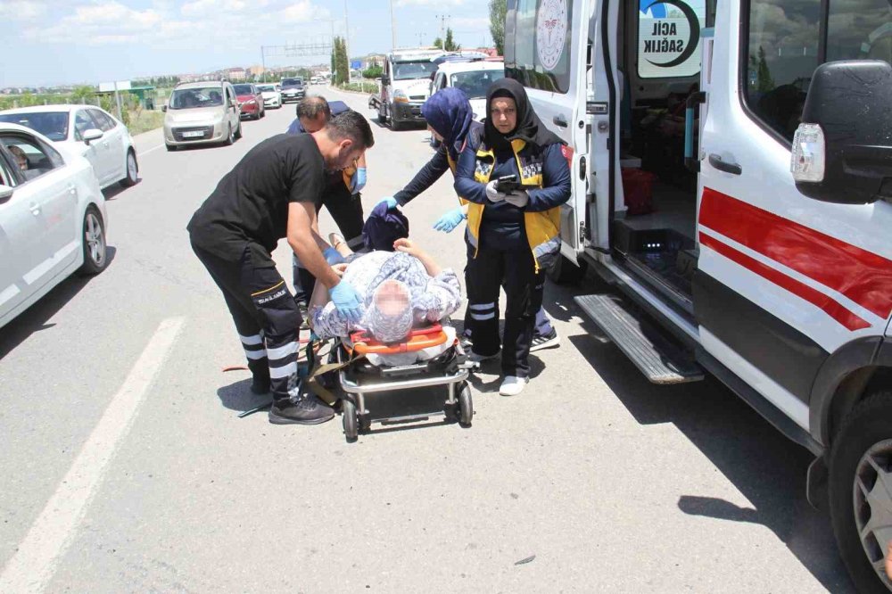 Kazada korkan çocukları trafik polisi sakinleştirdi