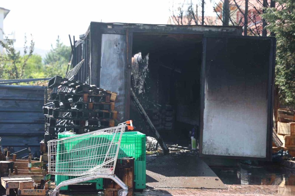 Konya'da Market Deposunda Yangın: İki Kişi Dumandan Etkilendi