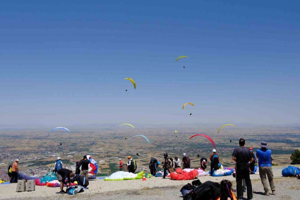 Akşehir'de Yamaç Paraşütü Heyecanı: 11. Uluslararası XC OPEN 2024 Başladı