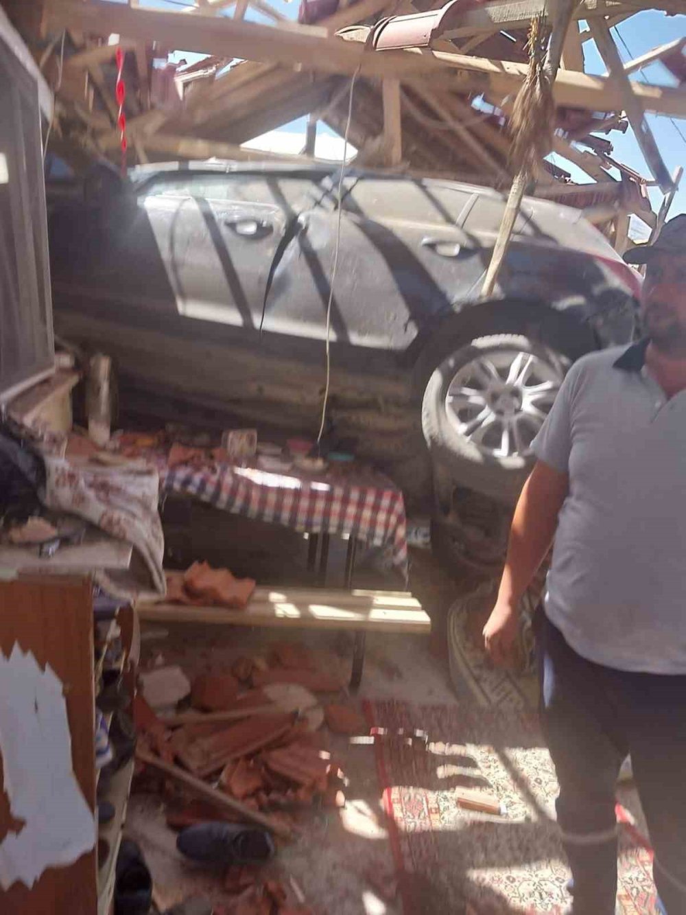 Kahvaltı yaparken eve giren otomobilin çarptığı Feyyaz Karacan hayatını kaybetti