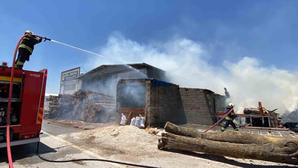 Konya'da Kereste Atölyesinde Yangın: İtfaiye Ekipleri Hızla Müdahale Etti