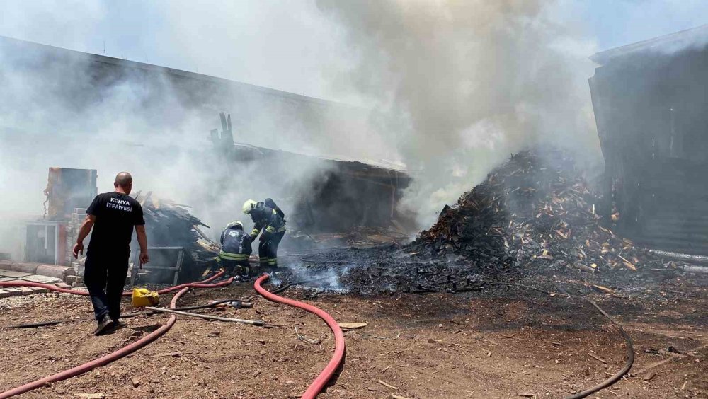 Konya'da Kereste Atölyesinde Yangın: İtfaiye Ekipleri Hızla Müdahale Etti