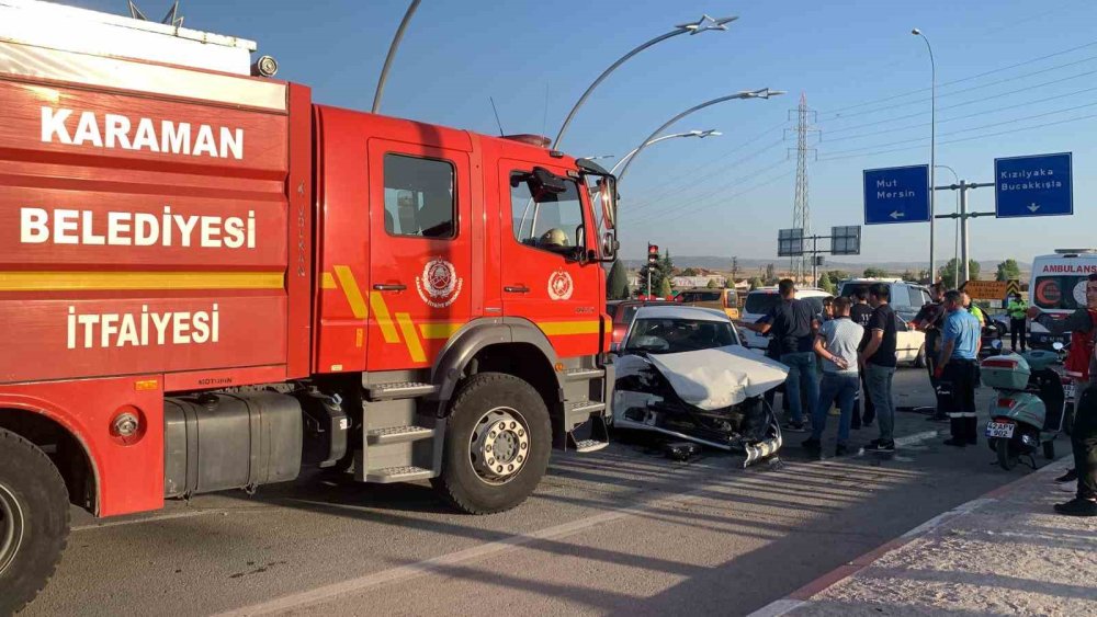 Karaman'da Kavşak Kazası: Otomobil ile Kamyonet Çarpıştı, 1 Yaralı