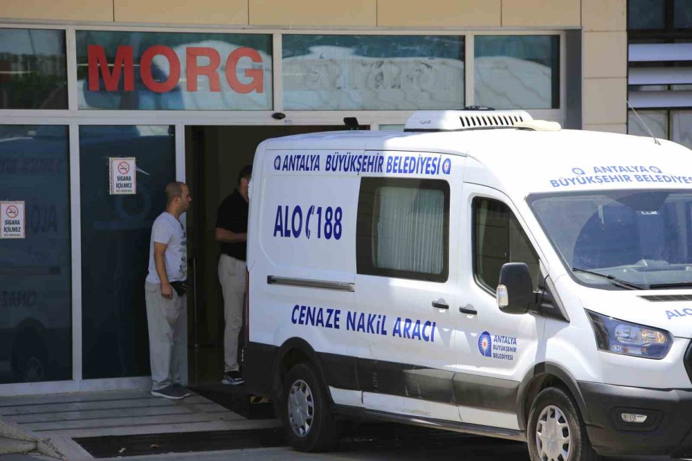 Antalya'da Kadın Cinayeti: Eski Eşi Tarafından Boğazı Kesilerek Öldürülen Ayten Çağıran Konya'da Toprağa Verildi