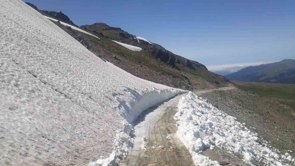 Bir taraf yanıyor, diğer tarafta kar temizleniyor