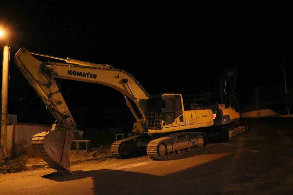 Kur’an kursu inşaatı yıkılmasın diye nöbet tutuyorlar