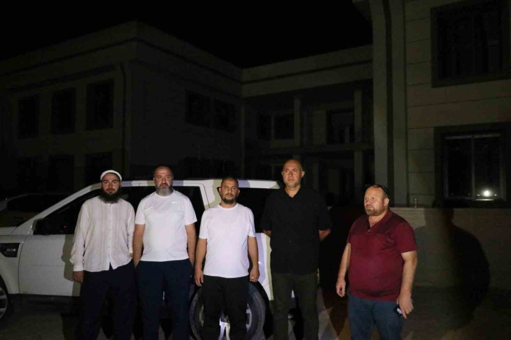 Kur’an kursu inşaatı yıkılmasın diye nöbet tutuyorlar