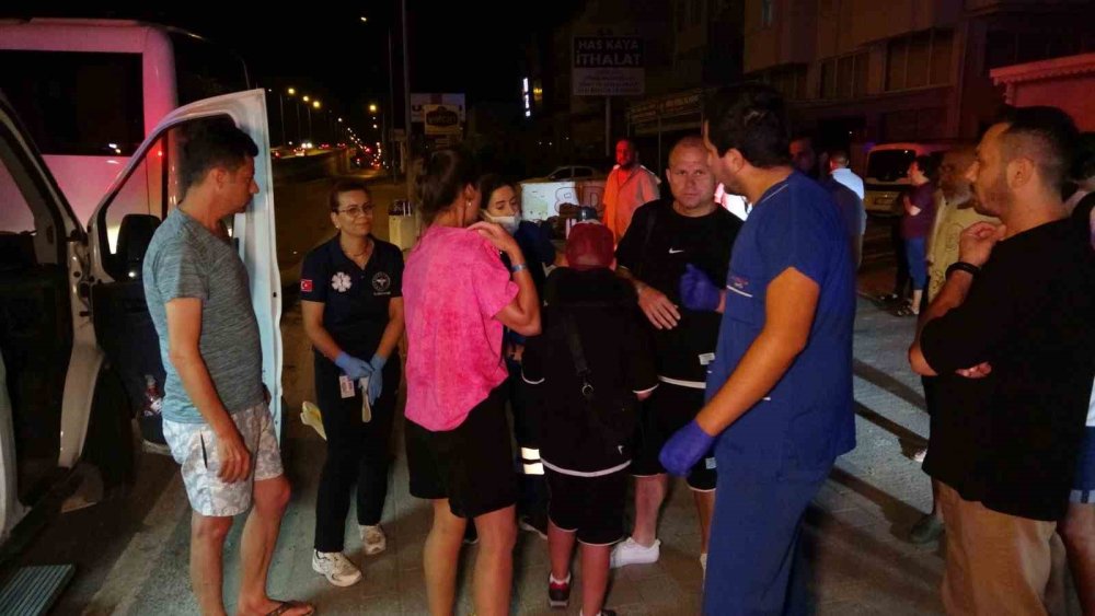Antalya'da Tur Midibüsü Kazası: 16 Rus ve 4 Belaruslu Turist Yaralandı, Şoför Hayatını Kaybetti