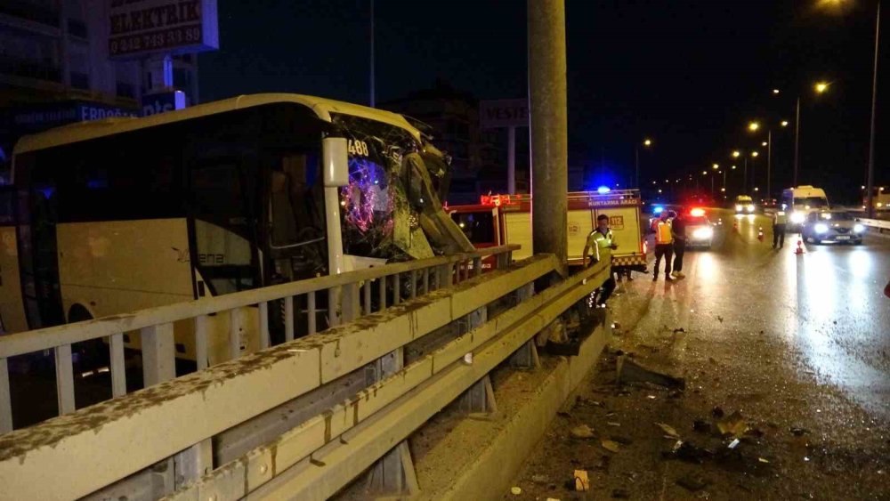 Antalya'da Tur Midibüsü Kazası: 16 Rus ve 4 Belaruslu Turist Yaralandı, Şoför Hayatını Kaybetti