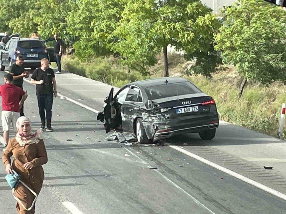 Konya'da aynı yönde seyreden 2 otomobil çarpıştı