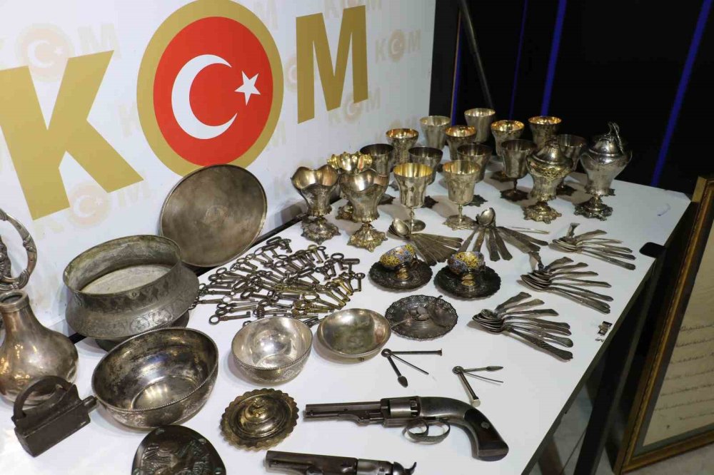 Ankara’da 19. yüzyıla ait Osmanlı, Avrupa ve Amerika kültürüne ait 200’den fazla tarihi eser ele geçirildi