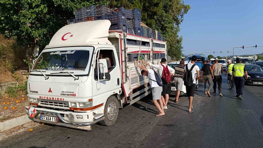 Portakal yüklü kamyona ‘ok’ gibi saplandı: Yolda kuyruk oluştu