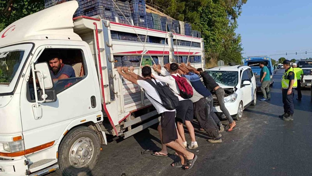 Portakal yüklü kamyona ‘ok’ gibi saplandı: Yolda kuyruk oluştu