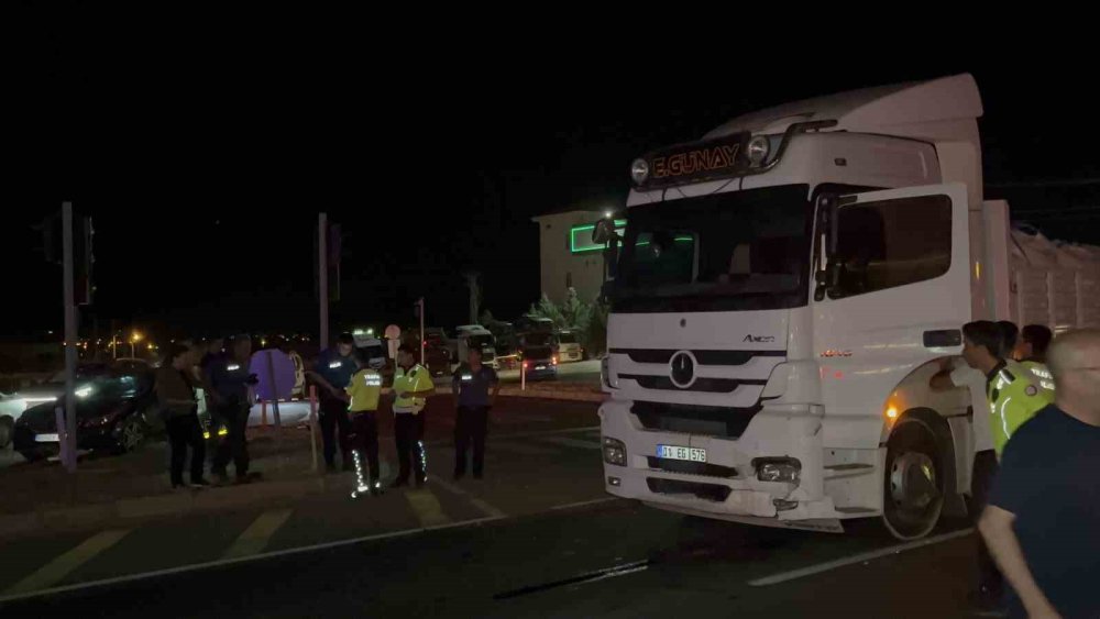 Faciadan dönüldü: Tırla otomobil çarpıştı