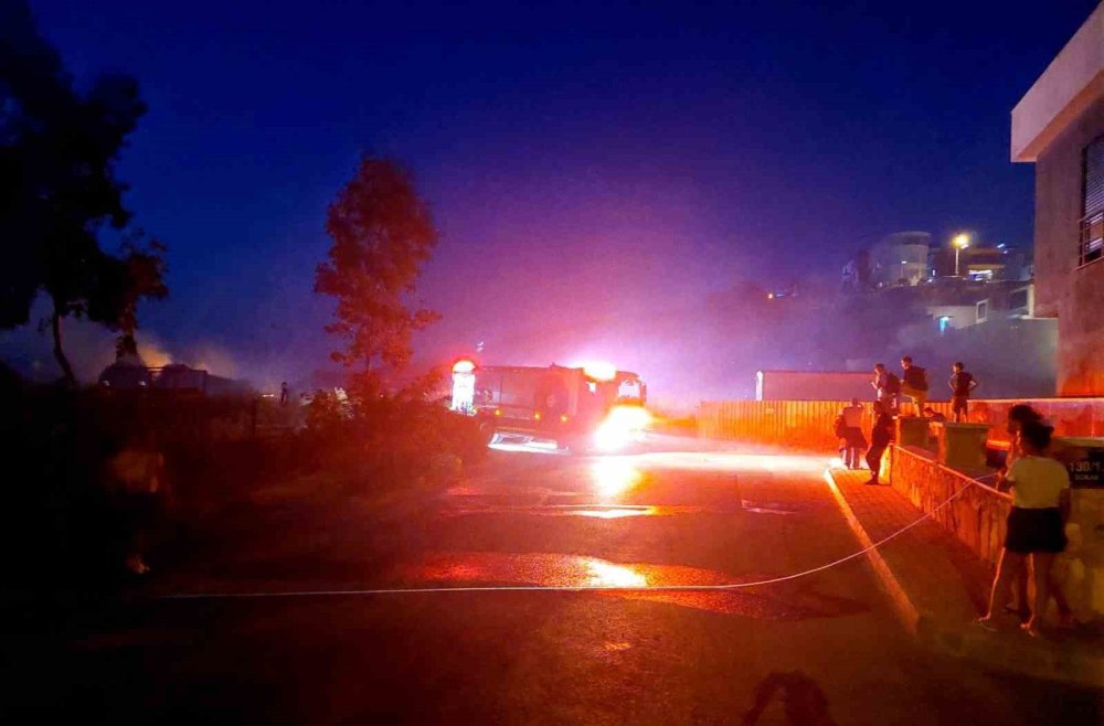 İzmir'de geceyi alevler aydınlattı! Yalı Mahallesi yanıyordu