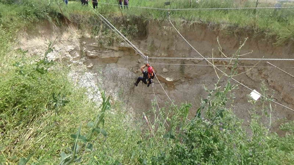 Konya’da obruğa düşen köpek böyle kurtarıldı