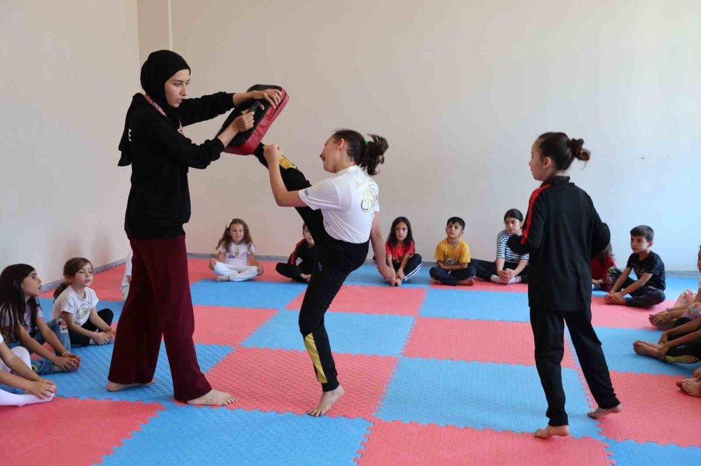 Konya Büyükşehir Belediyesi Yaz Spor Okulları ile Gençler Spora Doyuyor