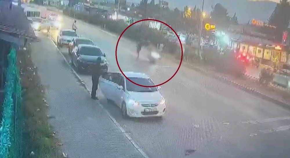 Çarptığı yayaları böyle havaya uçurdu