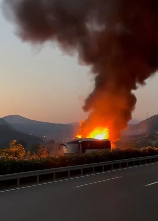 Ankara'dan Bursa'ya giden yolcu otobüsü alev aldı: Yolcular tahliye edildi